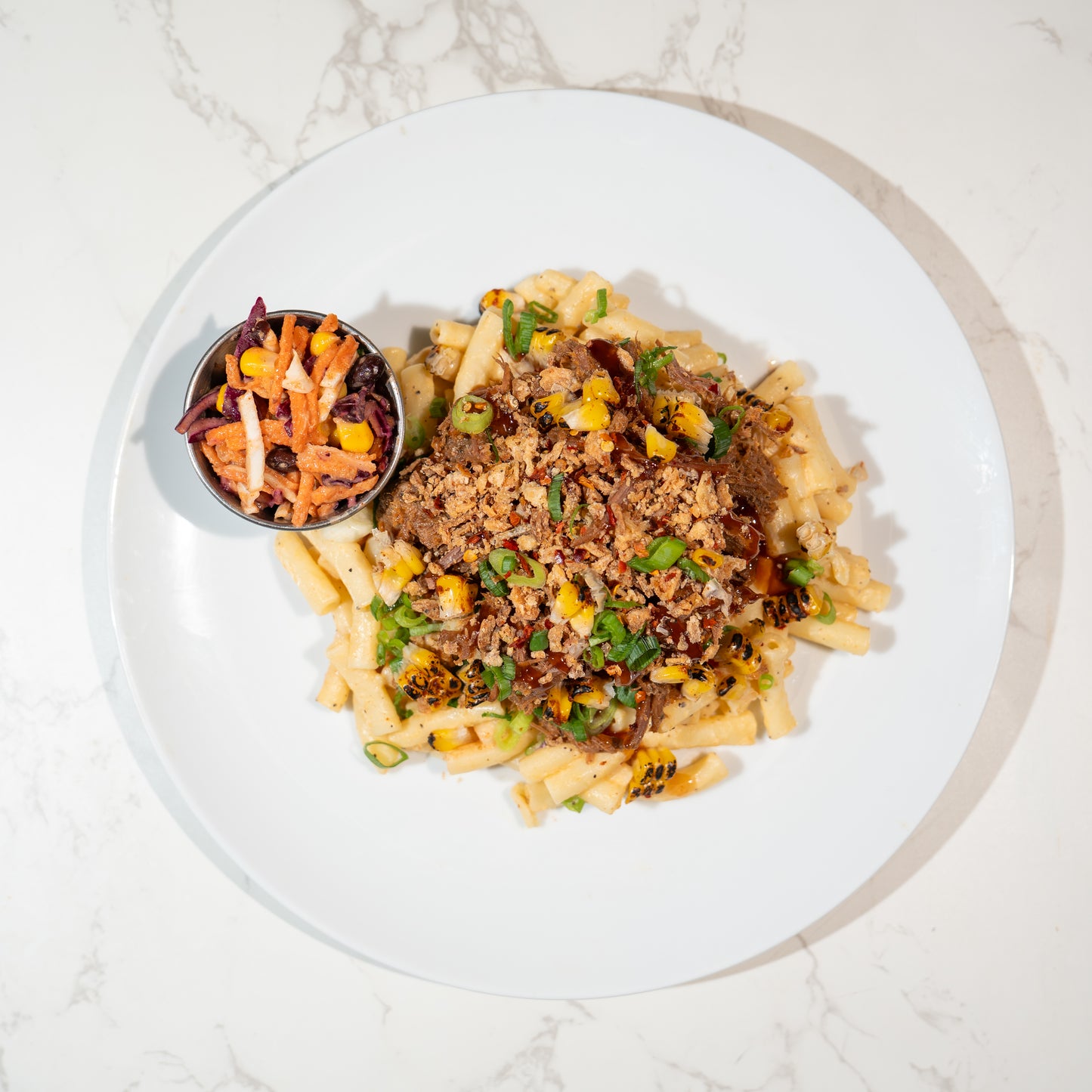 BBQ pulled jackfruit with three cheese macaroni, cowboy slaw and crispy onions – plant based comfort meal prep by Bozu UK