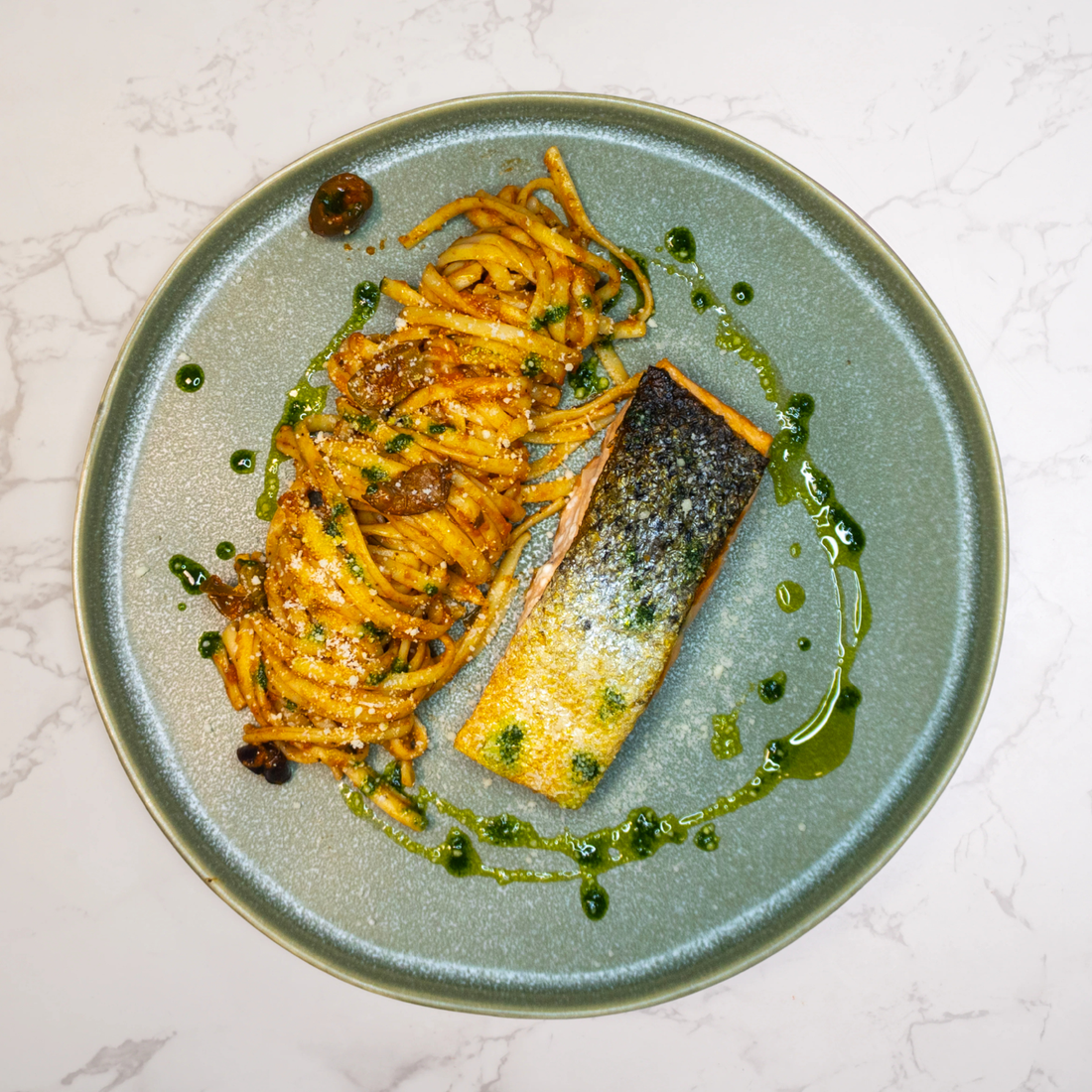 High protein salmon meal prep with pan seared salmon fillet, garlic pasta and herb oil drizzle for busy mums.